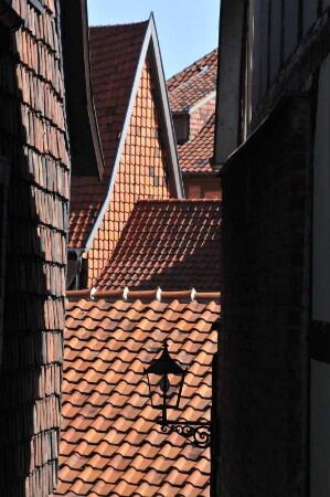 Quedlinburg - Ziegeldächer : Ziegeldächer und Straßenlaterne an der Gildschaft. Aufgenommen am 20. Juli 2012 in Quedlinburg