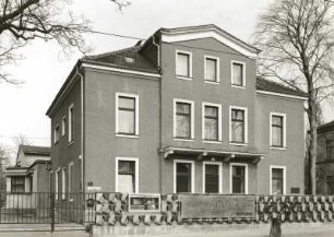 Dresden-Neustadt, Bautzner Straße 107. Villa mit Spielstätte "Kleine Szene" (1851/1900). Straßenansicht mit Einfriedung