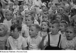 Zuschauerschaft des Kaspertheaters zum Kamenzer Forstfest