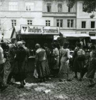 Beratungsstelle des Deutschen Frauenwerks auf einem Markt im Sudetengau