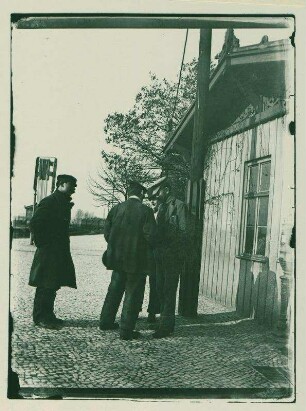Drei Arbeiter am Ringbahnhof