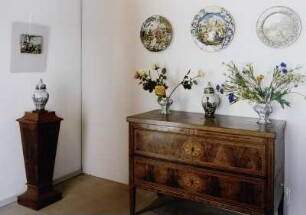 Teller mit trunkenem Silen : Raumaufnahme. Ausstellungsteil Majoliken des Barock - Castelli - Savona". Seitenkabinett "Castelli". Ansicht mit Bildplatte, drei Wandtellern und Kommode