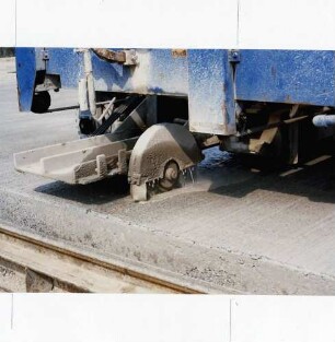 Einbau der Betonfahrbahndecke, Fugenschneiden