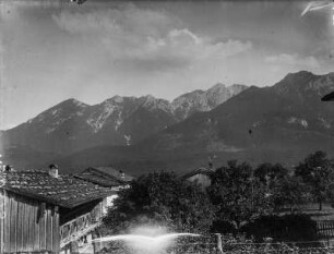 Siedlung mit Berglandschaft : Blick über die Siedlung Wallgaus zu den Bergen.