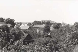 Ortsteilansicht mit Pfarrkirche gegen Spitzberg und Stumpfeberg