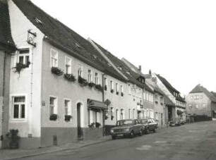 Dippoldiswalde, Brauhofstraße 1/13. Wohnhäuser mit Ladeneinbauten. Straßenansicht
