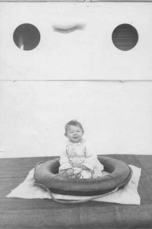 Kreuzfahrten der Hamburg-Amerika Linie, um 1911/1913. Kleinkind in einem Rettungsring an Bord eines Hochseepassagierdampfers, vermutl. Pennsylvania