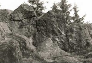 Erzgebirge. "Harter Stein" südlich von Ammelsdorf (Kreis Dippoldiswalde). Teplitzer Quarzporphyr, Säulen bis Durchmesser 80 cm, Höhe ca. 700 m. Ansicht von Süden
