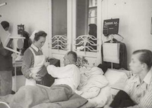 Volksentscheid in Sachsen 1946 : Volksentscheid in Sachsen für die Übergabe von Betrieben der Nazi- und Kriegsverbrecher in das Eigentum des Volkes: Stimmabgabe in einem Dresdner Krankenhaus