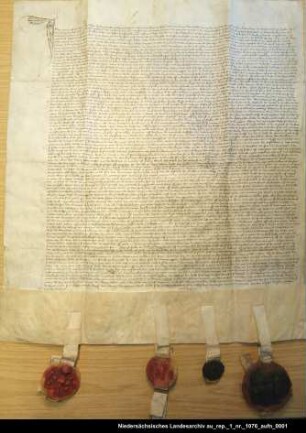 Friedensvertrag zwischen Herzog Johann in Bayern als Graf von Holland und dem Häuptling Ocko tom Brok = OUB I, Nr. 299, S. 257 Ausstellungsort: Briel 4 anhängende Siegel beschädigt erhalten