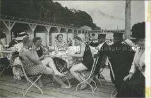 Badegäste beim Kaffeetrinken im Strandbad Wannsee