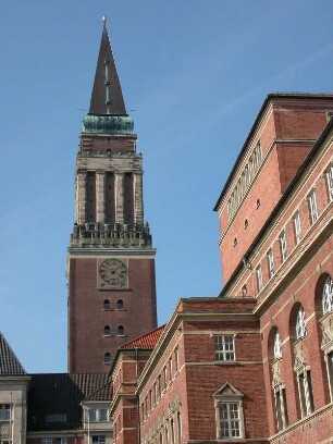 Rathausturm und Theater