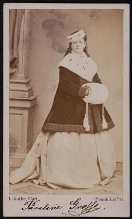 Porträt Pauline Grosse (nachgewiesen 1868/nach1875; Schauspielerin, Sängerin). Albuminabzug auf Karton (Carte-de-visite mit Atelieraufdruck und Autogramm recto)
