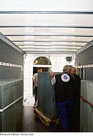 Umzug aus den dezentralen Standorten (Deutsche Fotothek und Stenografische Sammlung) in die Sächsische Landesbibliothek - Staats- und Universitätsbibliothek Dresden, Zentralbibliothek. Transportarbeiter mit Magazinschrank auf Hubwagen im Kofferaufbau des Lastkraftwagens : Dresden-Neustadt, Bautzner Straße 19. Umzug aus den dezentralen Standorten (Deutsche Fotothek und Stenografische Sammlung) in die Sächsische Landesbibliothek - Staats- und Universitätsbibliothek Dresden, Zentralbibliothek. Transportarbeiter mit Magazinschrank auf Hubwagen im Kofferaufbau des Lastkraftwagens