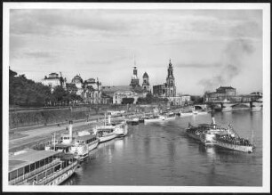 Dampferlandeplatz : Dresden-Altstadt. Blick von der Carolabrücke auf das Terrassenufer mit den Anlegestellen der Weißen Flotte und die Silhouette der Altstadt