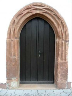 Krofdorf-Evangelische Kirche - Langhaus (Spätromanische Gründung 13 Jh) von Nordwesten mit Schlitzscharten in Giebelseite (Umbau Jahr 1513 zum festen Langhaus mit wehrhaftem Speicherboden)