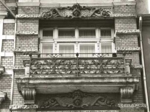 Dresden-Neustadt, Bautzner Straße 75. Wohn- und Geschäftshaus (Dresdner Molkerei Gebrüder Pfund; um 1900). Balkon (3. Obergeschoß)