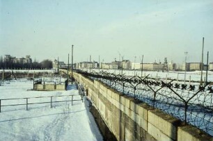Grenzmauer entlang der Ebertstraße im Winter