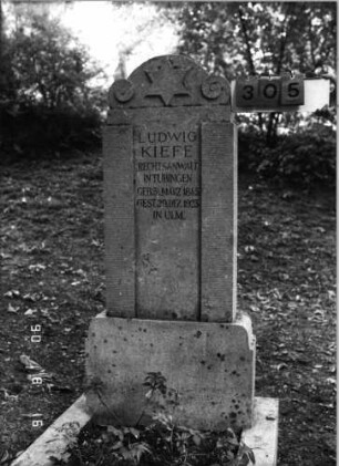 Grabstein 305 (Index: 99618422) Maße HxBxT: 156x51x19 cm: Grabstein 305