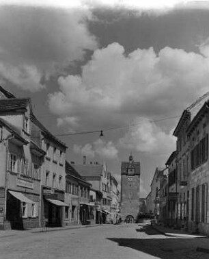 Isny im Allgäu. Straßenbild mit Torturm (Wassertorturm) (1451/1475 und 1701/1800)