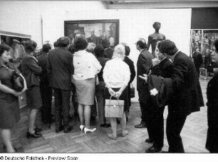 Dresden-Altstadt. Albertinum. VII. Kunstausstellung der DDR, 05.10.1972-25.03.1973. Raumaufnahme mit Ausstellungsbesuchern und Joachim Uhlitzsch, Direktor der Galerie Neue Meister, während einer Führung