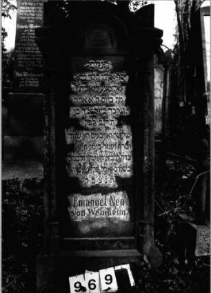 Grabstein 969 (Index: 99802680) Material: Sandstein Zustand: gut Maße HxBxT: 158x67x24 cm Beschreibung: Sockel, Stele mit verdacht. eingezog. Rundbogen, Seitenakroterien, zwei Halbsäulen: Grabstein 969