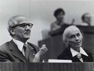 Anna Seghers und Erich Honecker : Portraitaufnahme während des VIII. Schriftstellerkongresses der DDR