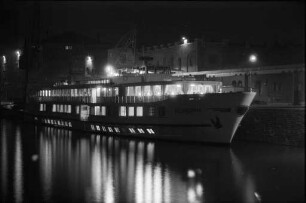 Fahrgastschiffe im Karlsruher Rheinhafen.