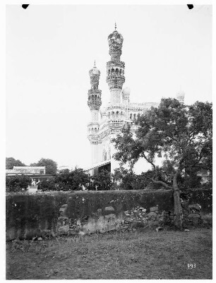 Kairo (Ägypten). Blick über eine Mauer zur El-Azhar-Moschee