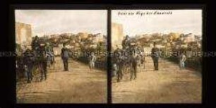 Kutsche und Passanten auf einem Weg bei Nazareth