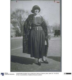 Frau in Kleid und Cape von Jeanne Lanvin