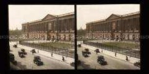 Blick über Straße und Grünanlagen zum Louvre, Paris