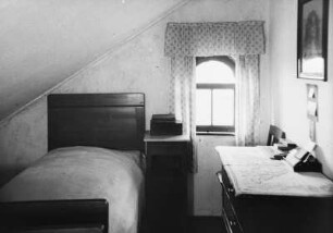 Coswig, Naundorfer Straße 1. Dachwohnung, Kleines Zimmer mit Bett und Kommode