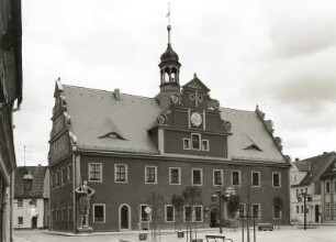 Belgern, Markt 3. Rathaus (1576/1578, Wiederherstellung 1661/1662). Marktseite mit Rolandsfigur