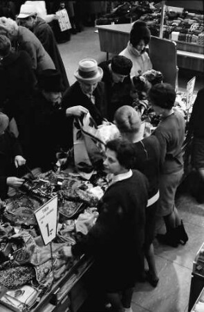 Freiburg: Winterschlussverkauf. Publikum am Ausverkaufstand Oberpaur, Kaiser-Joseph-Str. 208/212