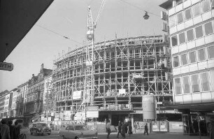 Bau des neuen Rundfassadengebäudes Ecke Waldstraße und Kaiserpassage.