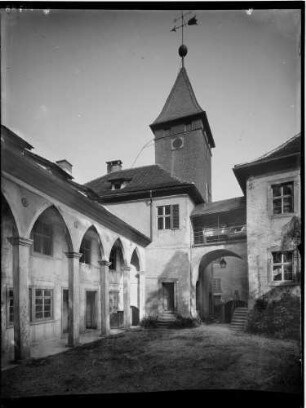 Schloß Eberstein Innenhof nach Nordosten mit Uhrenturm