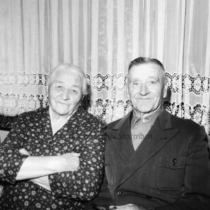 Westphal, Gustav und Maria, geborene Schwengler: geboren 1887 und 1888: Einwohner von Langelohe: Aufnahme aus Anlass ihrer Diamantenen Hochzeit am 14. November 1969