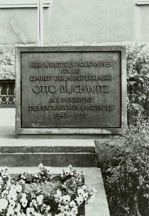 Otto-Buchwitz-Straße 84 : Gedenktafel für Otto Buchwitz. Dresden. Haus der Nationalen Volksarmee. Otto-Buchwitz-Str. 84