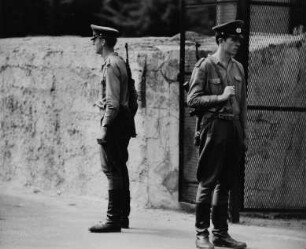 NVA-Grenzsoldaten an der Staatsgrenze zu Westberlin/Berliner Mauer (Brandenburger Tor)