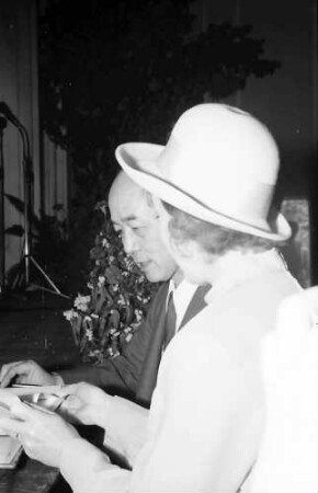 15. Tagung 1965 Physiker: Hideki Yukawa schreibt in Ehrenbuch