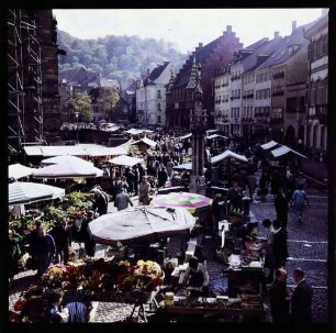Freiburg: Markt auf dem Münsterplatz von dem Balkon der Konditorei