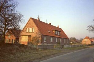 ehemaliges Gut Trenthorst-Wulmenau: Wulmenau 32: Landarbeiterhaus: traufständiges Doppelwohnhaus: mittige Flachgaube: an Giebelseite Eingangstür