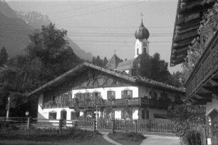 Obergrainau: Bauernhaus, Kirche und Zugspitze