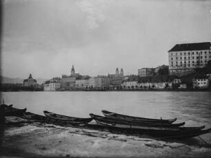 An der Donau : Boote an einem Donaukai