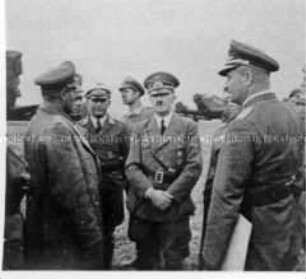 Adolf Hitler mit seinen engsten Mitarbeiter vor einem Flug an die Front