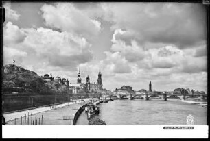 Dresden, Terrassenufer mit Dampferanlegestelle, Blick zur Katholischen Hofkirche und Augustusbrücke