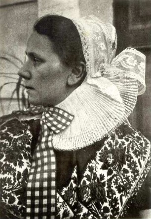 Tracht aus Ogrosen : Kleidung - Truhentracht. Ort: Hogrozna / Ogrosen. Frau in Tracht.