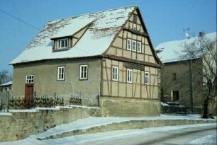 altes Haus mit Inschrifttafel am Giebel, Fachwerk