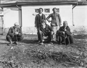 Gruppenportrait : Gruppenportrait mehrerer Männer vor einer Bedürfnisanstalt in Plowdiw.